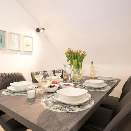 Grosse. Moderne. Zentrale
