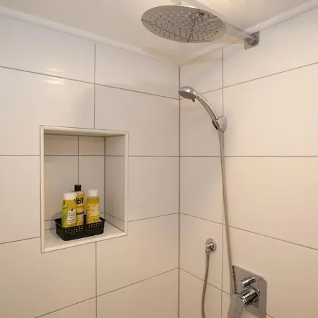 Grosse. Moderne. Zentrale