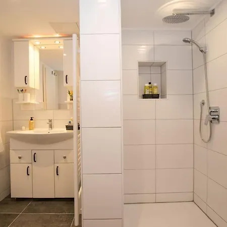 Grosse. Moderne. Zentrale *